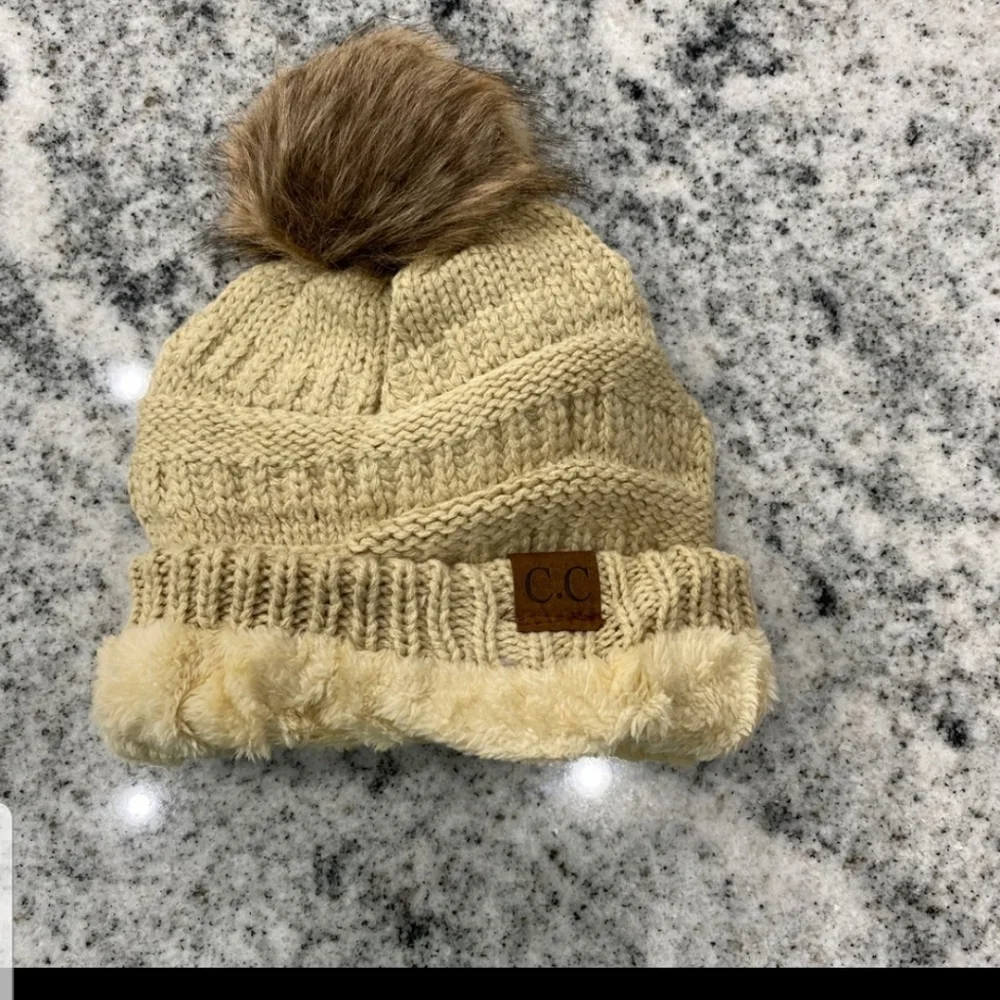 Beign Pom Beanie - Picture 3 of 3